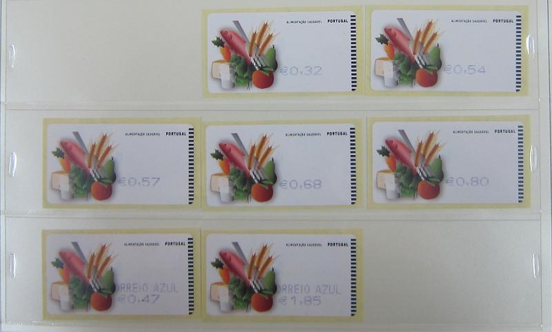 0265 (330).jpg -     Lote:    265      Colecção Especializada - Etiquetas      Lotes Especiais       Descrição:      1981/2010 &mdash; Etiquetas.   Coleção composta por 12 álbuns com etiquetas desde percursoras e Framas até 2010, com provas, erros, FDC's, etiquetas novas e usadas, sobrescritos circulados, variedades de impressão e papéis. Importante estudo. Lote a ver.        Lote ETQ       Valor Base:     &euro; 3000,00     Valor Venda:     &euro;      